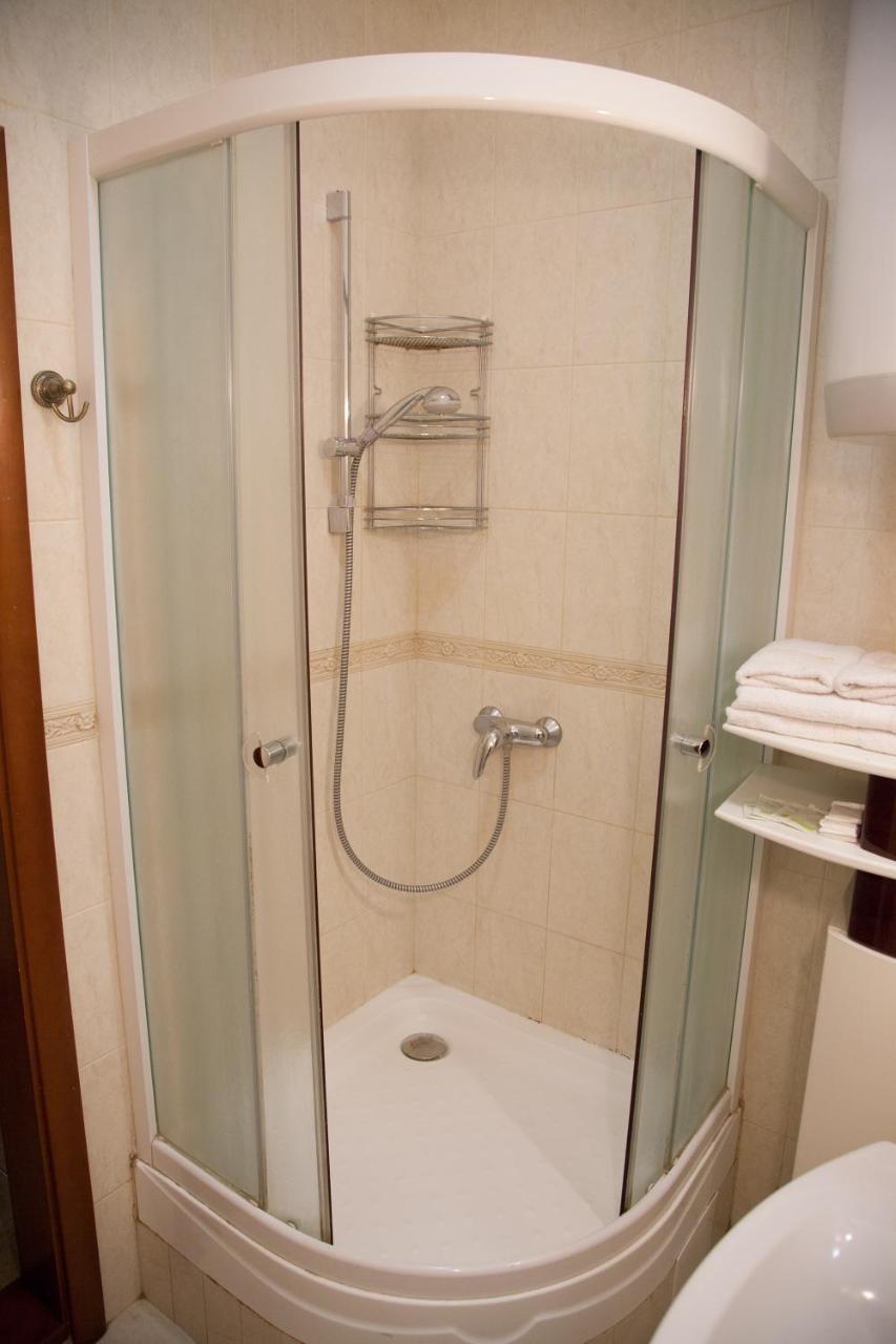 Two Bedroom Apartment With Balcony Kyiv Exterior photo