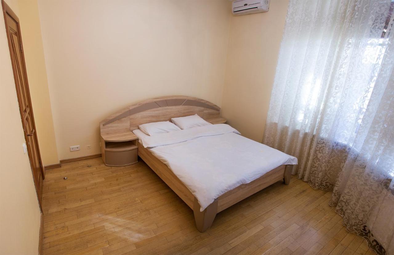 Two Bedroom Apartment With Balcony Kyiv Exterior photo