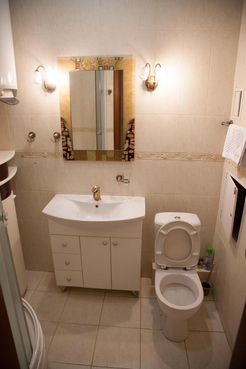 Two Bedroom Apartment With Balcony Kyiv Exterior photo
